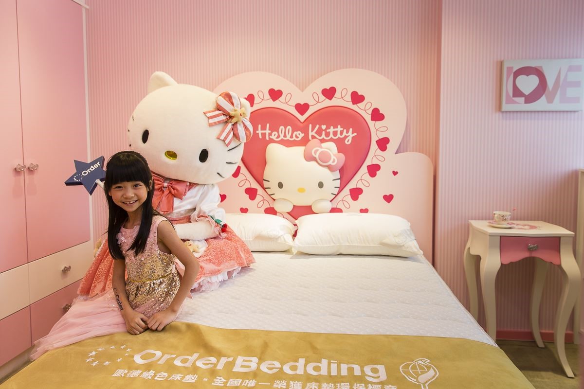 喬喬和Hello Kitty 一起欣賞歐德新上市的 Hello Kitty 傢俱 喬喬和Hello Kitty 一起欣賞歐德新上市的 Hello Kitty 傢俱